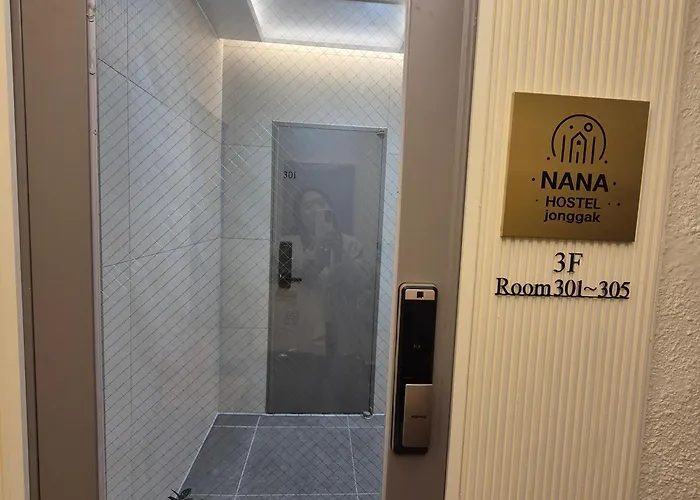 Nana Jonggak Ostello *