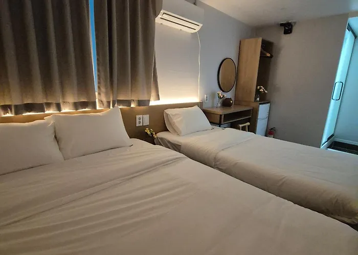 Nana Jonggak Hostel *